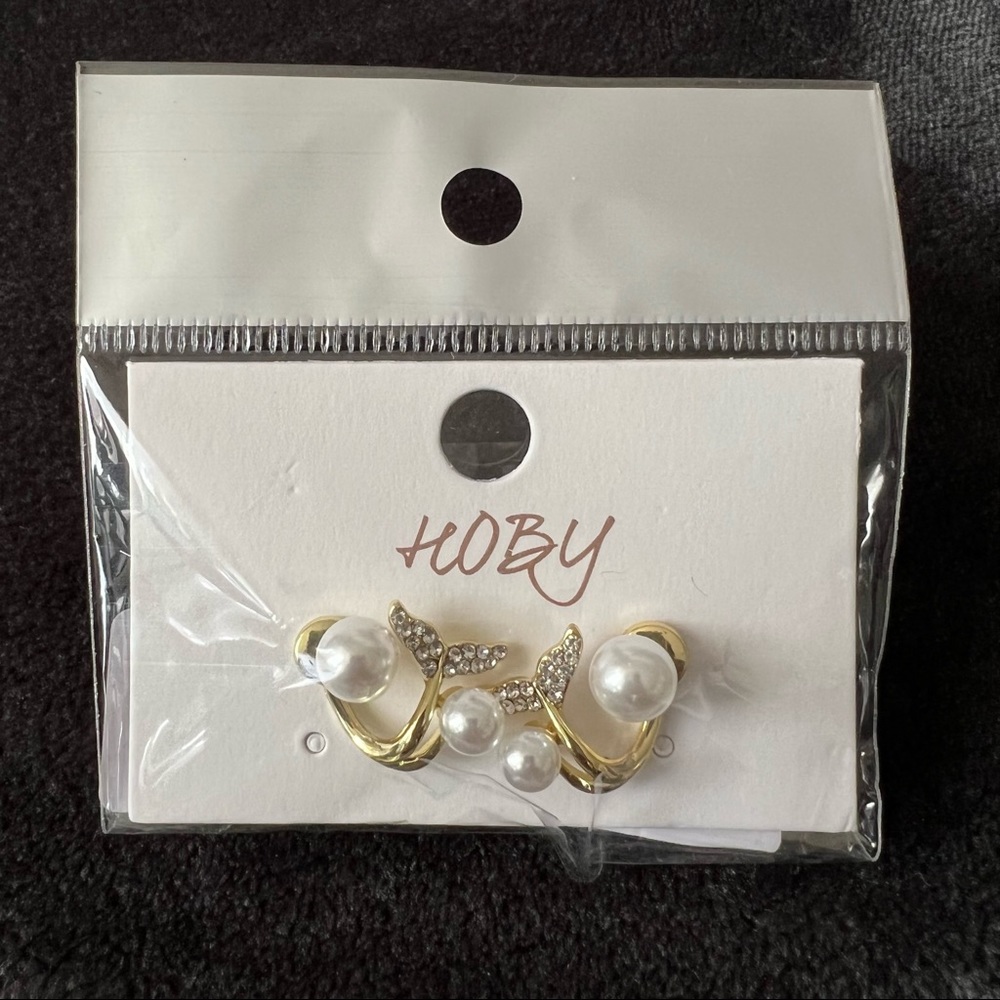 Mermaid Tail Pearl & Gold Earrings - Picture 4 of 7